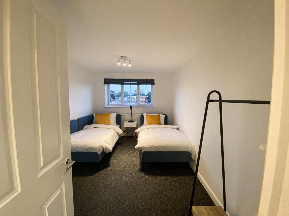 Heathrow/Ashford Hospital/Twickenham Short Stay Apartment Stanwell Esterno foto