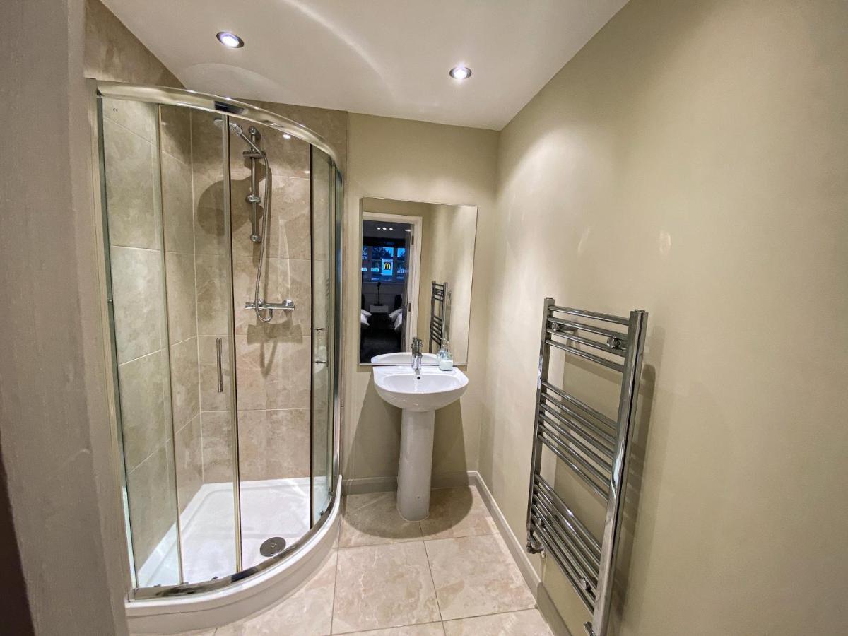 Heathrow/Ashford Hospital/Twickenham Short Stay Apartment Stanwell Esterno foto
