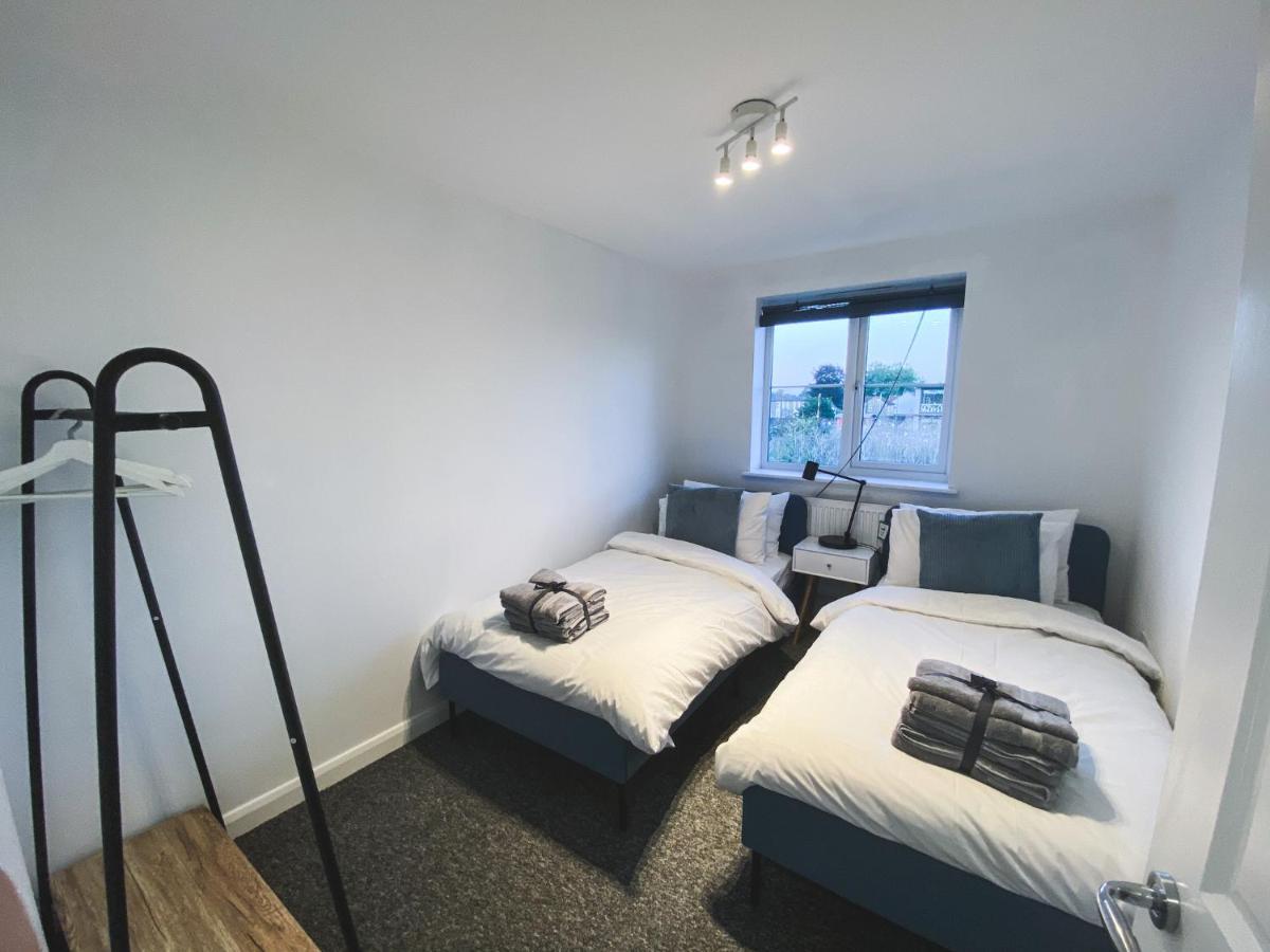 Heathrow/Ashford Hospital/Twickenham Short Stay Apartment Stanwell Esterno foto