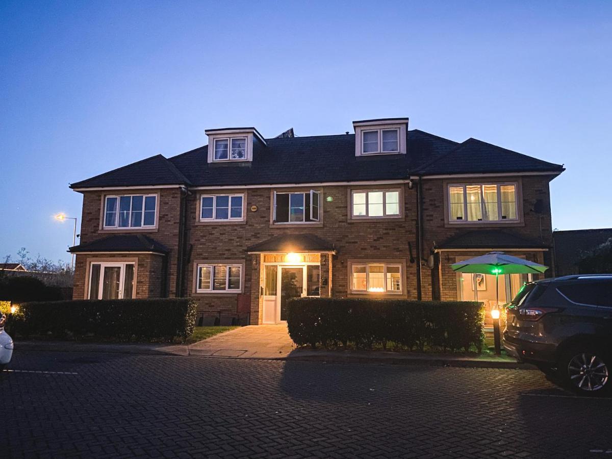 Heathrow/Ashford Hospital/Twickenham Short Stay Apartment Stanwell Esterno foto