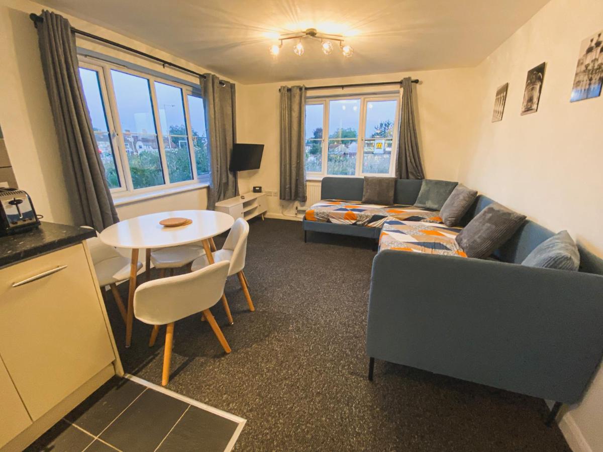 Heathrow/Ashford Hospital/Twickenham Short Stay Apartment Stanwell Esterno foto