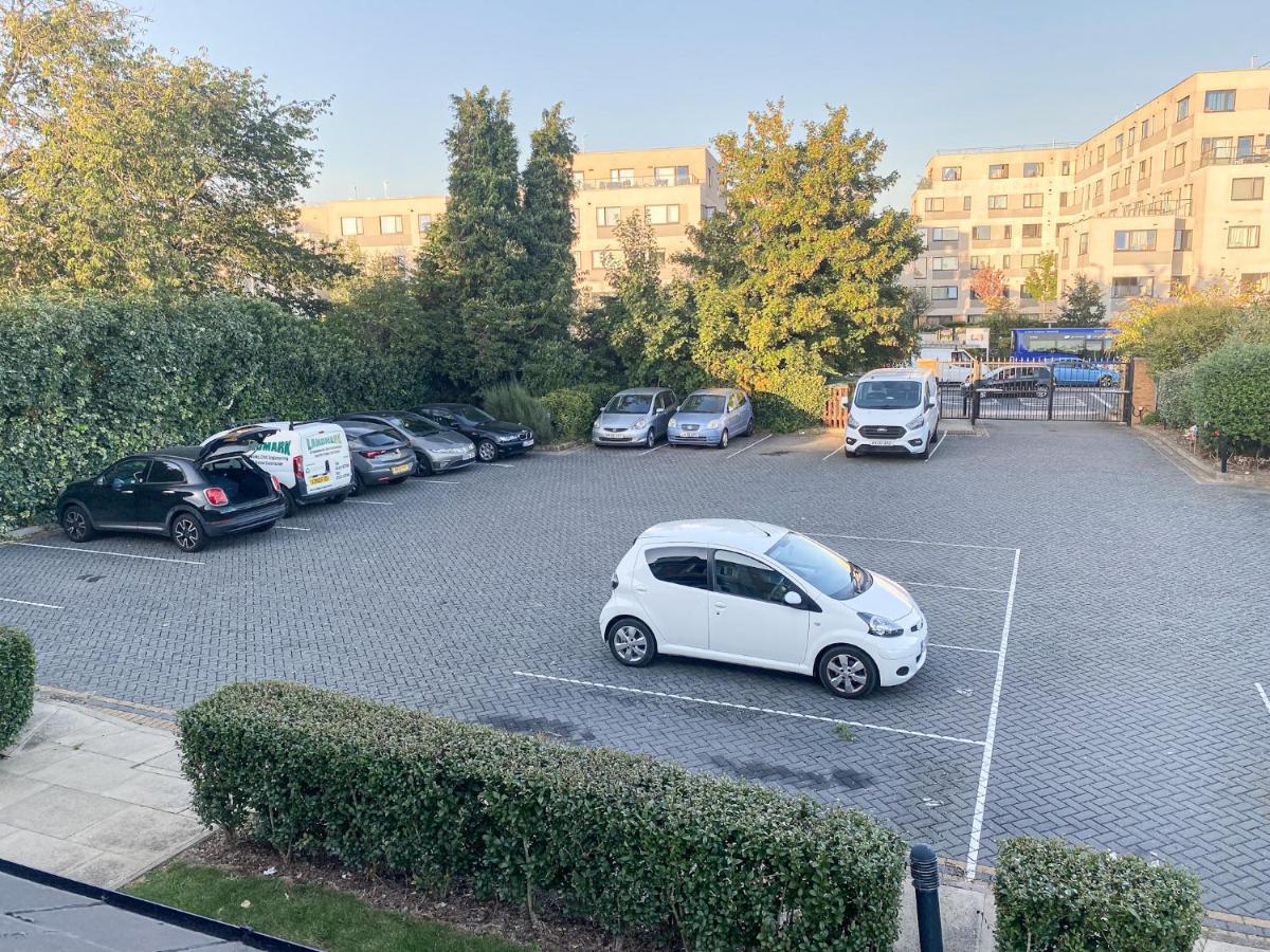 Heathrow/Ashford Hospital/Twickenham Short Stay Apartment Stanwell Esterno foto