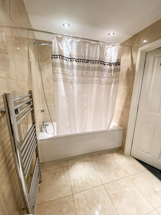 Heathrow/Ashford Hospital/Twickenham Short Stay Apartment Stanwell Esterno foto