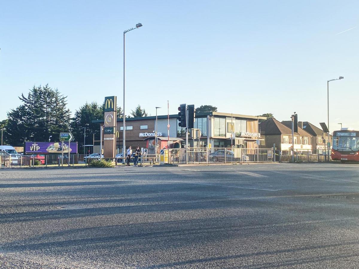 Heathrow/Ashford Hospital/Twickenham Short Stay Apartment Stanwell Esterno foto